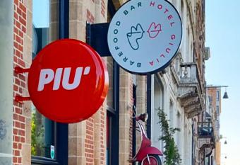 BareFoodGIULIA has Balcony rooms