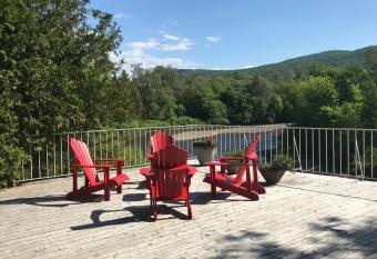 La CAMPAGNE au centre-ville de Baie-Saint-Paul UNIQUE allows 18 year olds to book a room