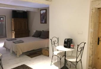 Eyragues suite parentale allows 18 year olds to book a room