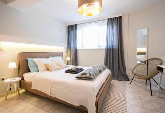 Anavyssos 1 bedrm 4 prs flat 5min walk from Beach allows 18 year olds to book a room