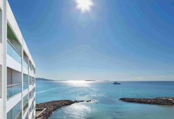 Pullman Cannes Mandelieu Royal Casino allows 18 year olds to book a room