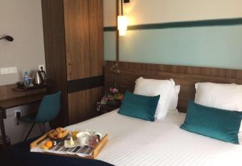 Best Western Le Duguesclin H  tel-Restaurant allows 18 year olds to book a room