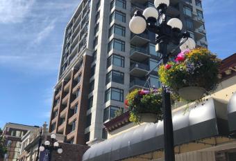 Downtown 2 beds/2bath with huge patio& parking! has Balcony rooms