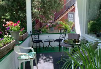 Quaint & Cozy Accommodation has Balcony rooms