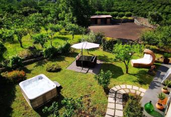 Petralava Etna B&B has rooms with a private hot tub