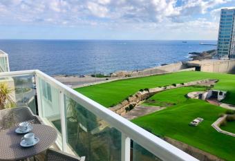 Stylish Seaview Apartment In a Prime Location allows 18 year olds to book a room