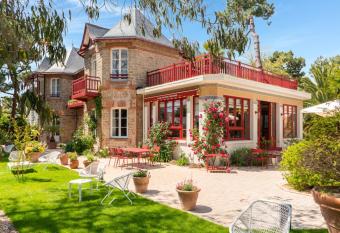 H  tel Le Saint Christophe allows 18 year olds to book a room