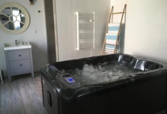 G  te avec jacuzzi privatif    proximit   de l oc  an allows 18 year olds to book a room