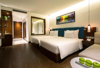 Maximilan Danang Beach Hotel has rooms with a private hot tub