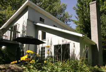 Chalet au bord de l'eau Le Nymph  a has Balcony rooms
