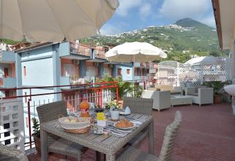 Costa d Amalfi Apartments has Balcony rooms