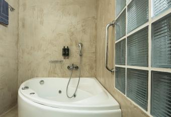 SUITES@SYNGROU-FIX has rooms with a private hot tub