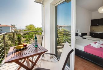 Androni has Balcony rooms