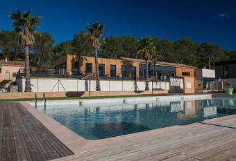 Domaine des voiles de Pierrefeu allows 18 year olds to book a room