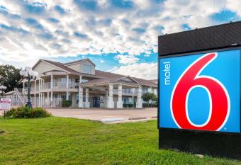 Motel 6 Waxahachie allows 18 year olds to book a room