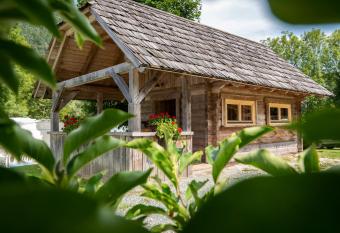 Camping Danica Cottage Stan allows 18 year olds to book a room