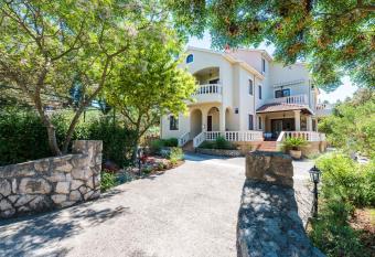 Apartments Rozelyn has Balcony rooms