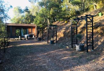 Le Mas du Pourret has rooms with a private hot tub