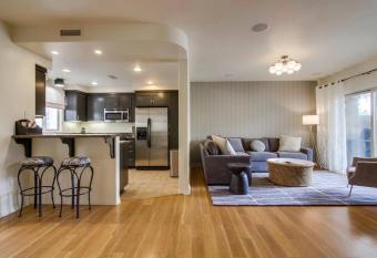 The Jewel of North Pacific Beach has rooms with a private hot tub