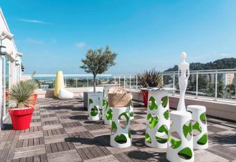 Ibis Styles Hy  res Rooftop & Spa allows 18 year olds to book a room