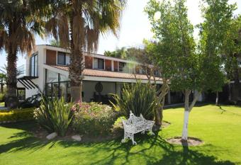 Hotel Boutique La Reuni  n allows 18 year olds to book a room