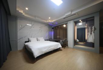 Bestie Hotel has rooms with a private hot tub