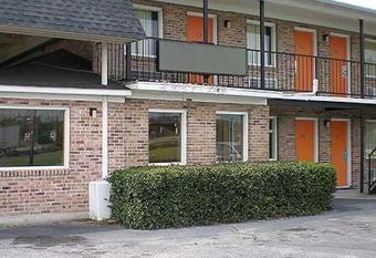 Knights Inn St George has Smoking rooms