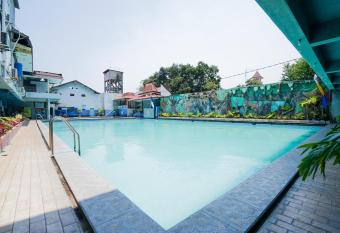 OYO 1652 Hotel Tampiarto allows 18 year olds to book a room