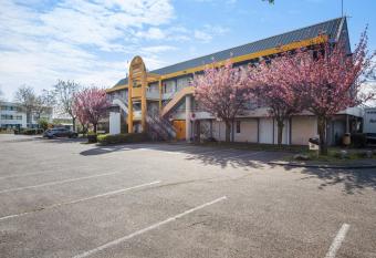 Premiere Classe Lyon Est - Bron Eurexpo allows 18 year olds to book a room