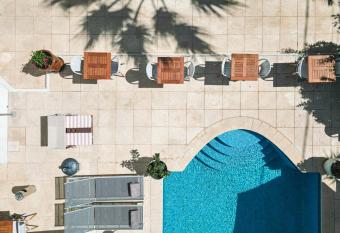 H  tel La Villa Juan Beach allows 18 year olds to book a room