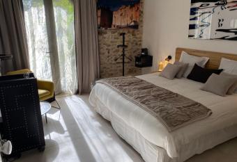 LA MAISON DE ROBINSON allows 18 year olds to book a room