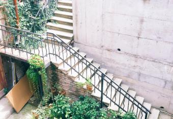 Under Acacia (3. min walk to RUSTAVELI ave.) has rooms with a private hot tub