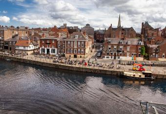 City Centre Penthouse Apartment Woodmills Quay allows 18 year olds to book a room