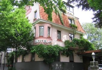 Madisson green  allows 18 year olds to book a room