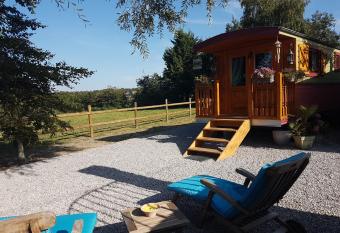 La Roulotte du Haut Pinleu allows 18 year olds to book a room