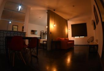 Hangar Inn Select Aeropuerto Guadalajara has rooms with a private hot tub