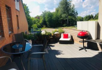 Wohnung mit Charme, Netflix allows 18 year olds to book a room