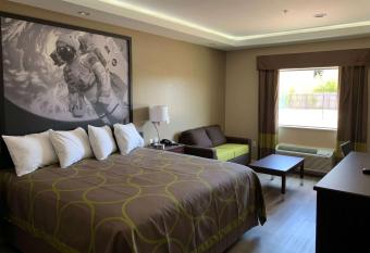 Super 8 by Wyndham Kingwood Houston North allows 18 year olds to book a room