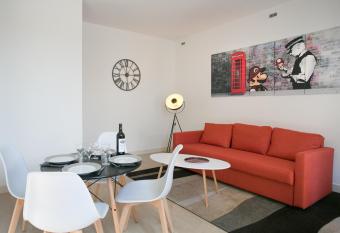 Appartement avec Terrasse allows 18 year olds to book a room