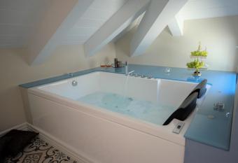 Sui Generis Tropea Luxury Rooms has rooms with a private hot tub
