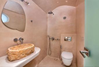 Bonita Vista has rooms with a private hot tub