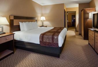 Crandon Inn & Suites has rooms with a private hot tub