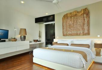 Toraja Villa has rooms with a private hot tub