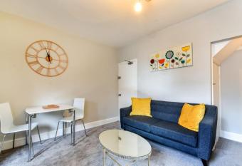 Apartment 1 at 3 Jubilee allows 18 year olds to book a room