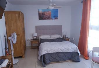 Estudio nuevo con ba  o, cocina y gran terraza allows 18 year olds to book a room