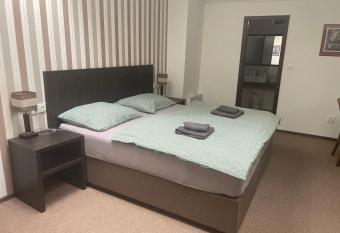 Apartm  n Ateli  r allows 18 year olds to book a room