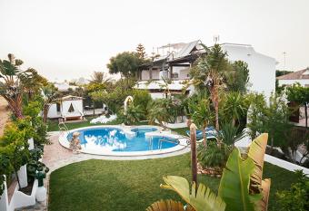 Placer de Meca allows 18 year olds to book a room