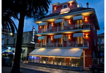 Hotel lo Squalo has Balcony rooms