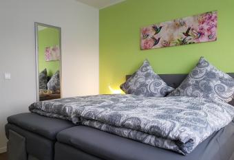 Apartment Alt-Refrath allows 18 year olds to book a room