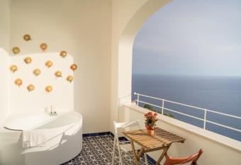 Pezz Pezz has Balcony rooms